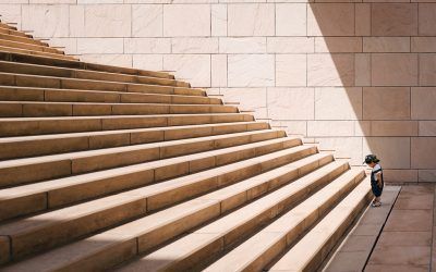 Una escalera con un niño delante