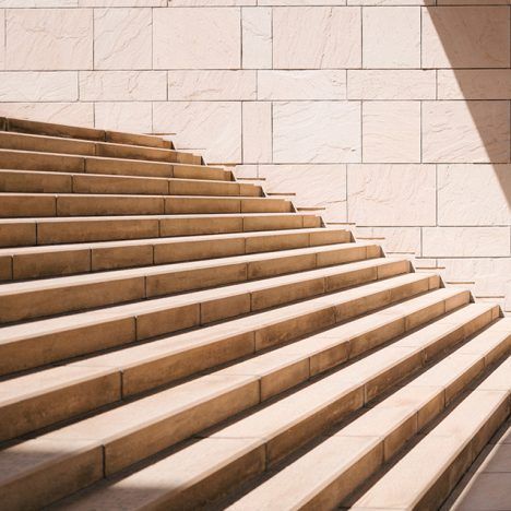 Una escalera con un niño delante